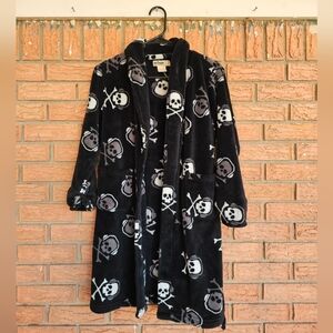 Urban Pipeline Black Skull and Crossbones Robe Medium 8/10